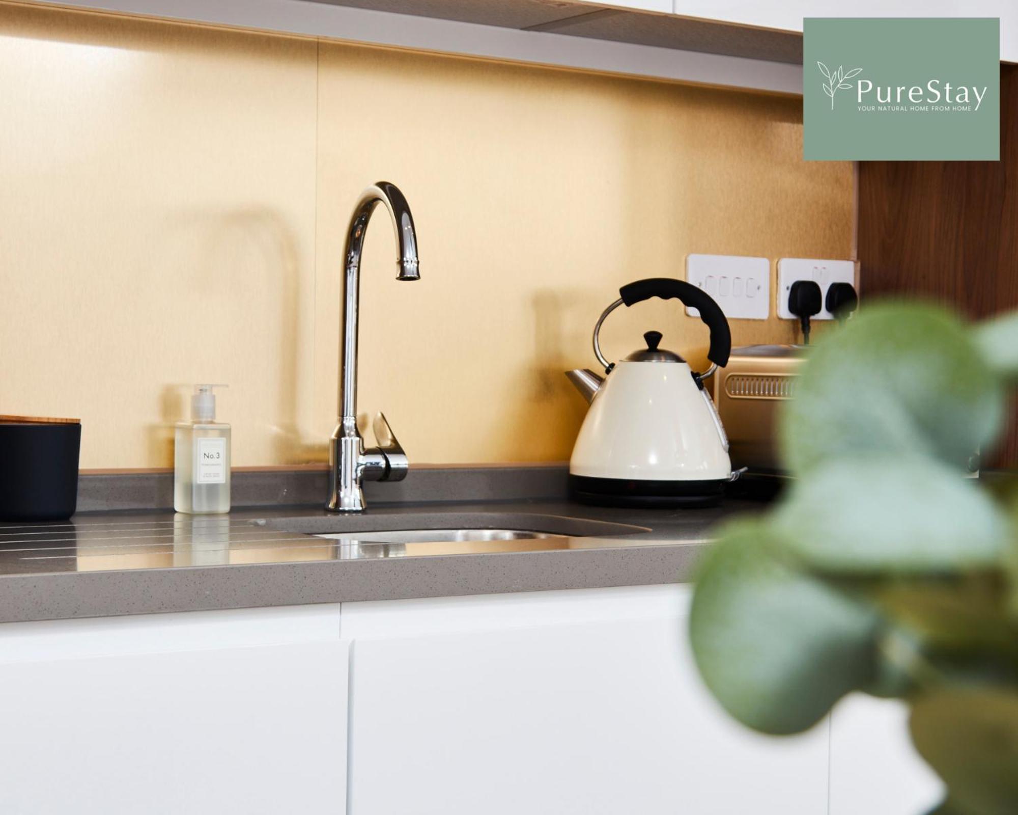Stunning 5 Bed Manchester House With Parking By Purestay Short Lets & Serviced Accommodation エクステリア 写真